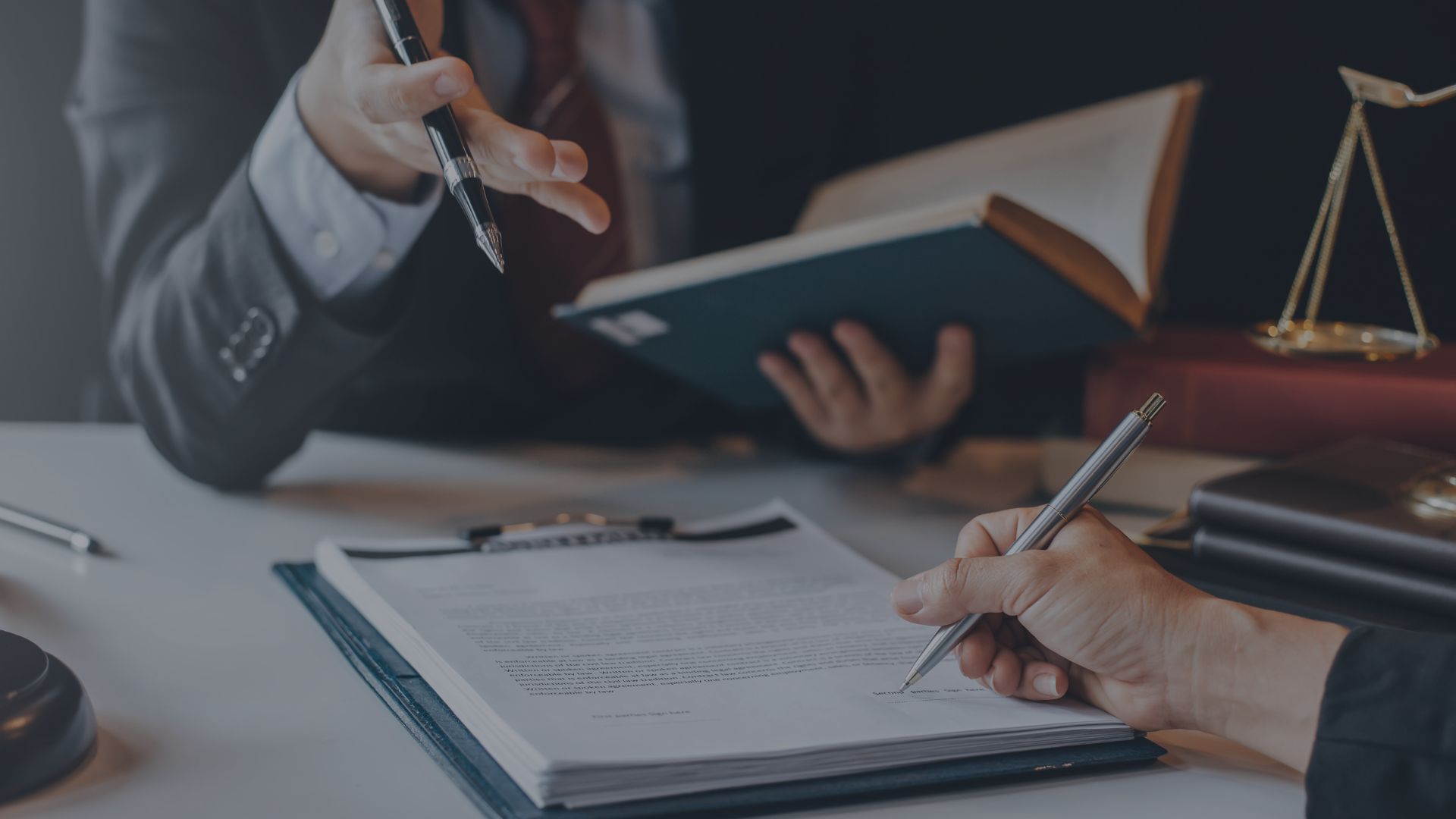 EY Academy of Business patronem Raportu Rynku Prawniczego 2023/2024 przygotowanego przez Supesu