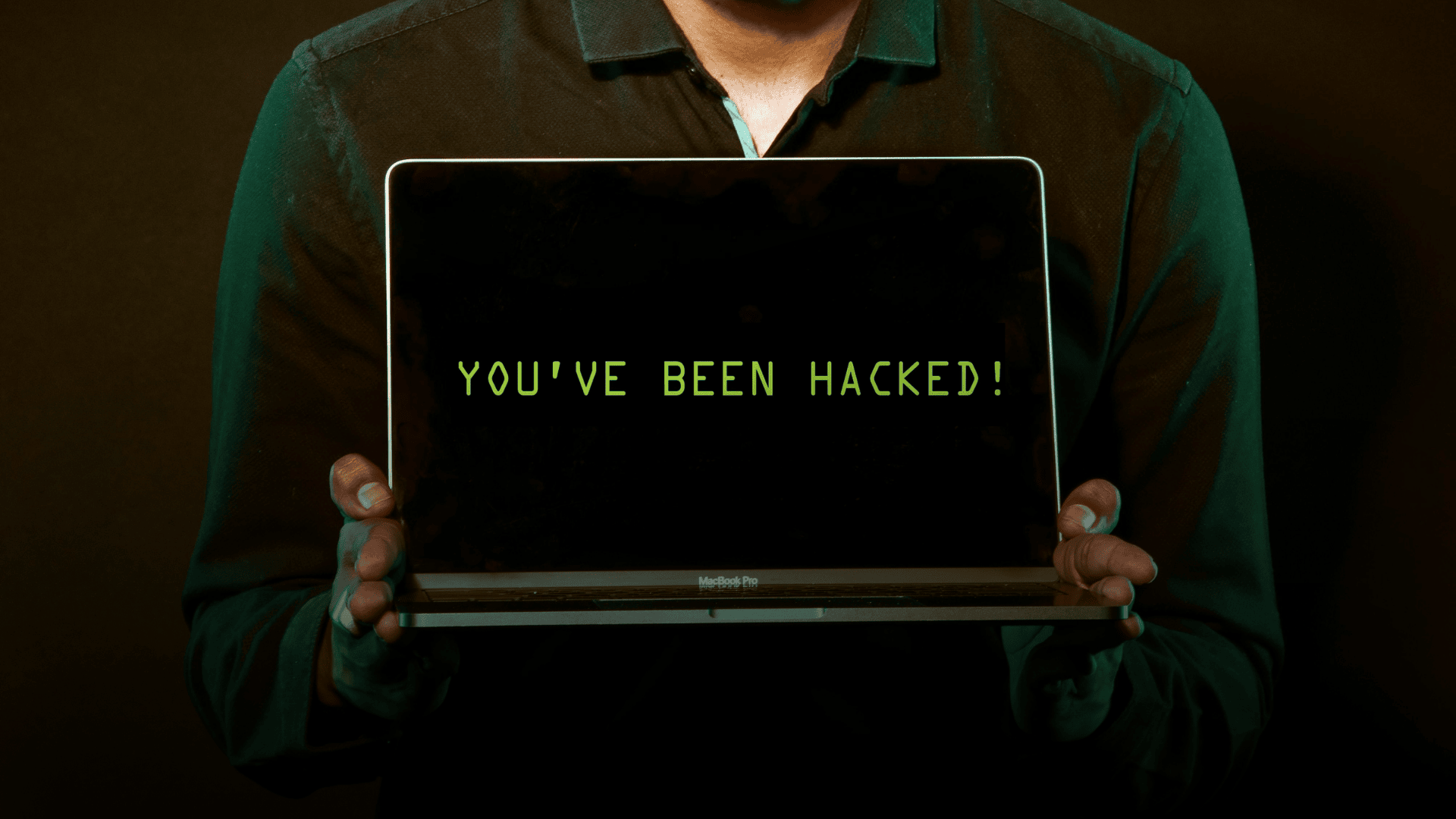 Jak skutecznie chronić się przed cyberatakami? – Praktyczny przewodnik po cyberbezpieczeństwie dla osób prywatnych i MŚP.